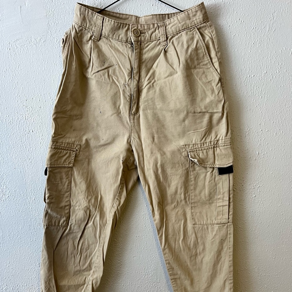 Pretty Khaki-coloured cargo jeans, of good quality and still new.